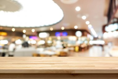 Ahşap masa üstü üzerinde alışveriş merkezi food court arka plan bulanıklık