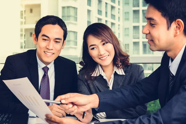 Aziatische zakenmensen bespreken van document in de vergadering — Stockfoto