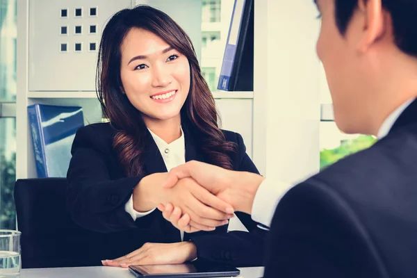 Att göra handslag med en affärsman affärskvinna — Stockfoto