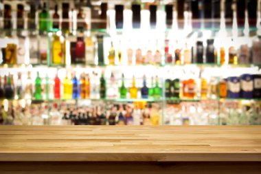 Ahşap bar üstüne renkli alkol içki şişesi arka plan bulanıklık