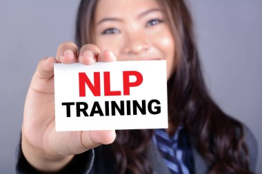 NLP eğitimi, bir kadın tarafından düzenlenen kartındaki mesaj