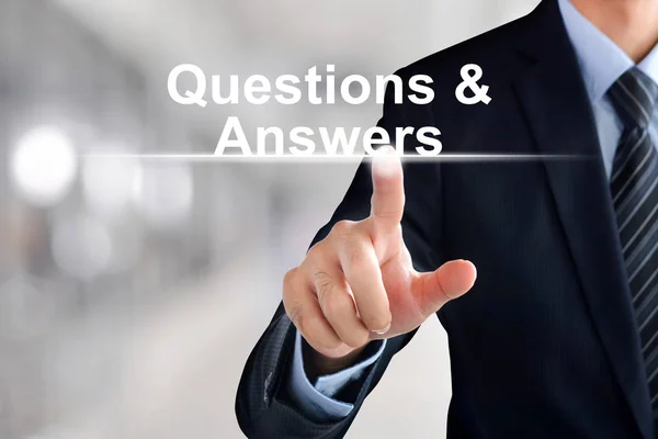 Geschäftsmann Hand zeigt auf Frage & Antwort Zeichen auf virtuellen — Stockfoto