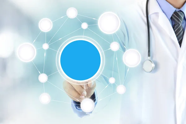 Dokter hand aanraken van de lege cirkel op virtueel scherm, gezondheidszorg en medische achtergrond concept — Stockfoto