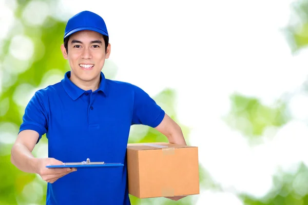 Lächelnder Zusteller gibt Klemmbrett, während er Schachtel hält — Stockfoto