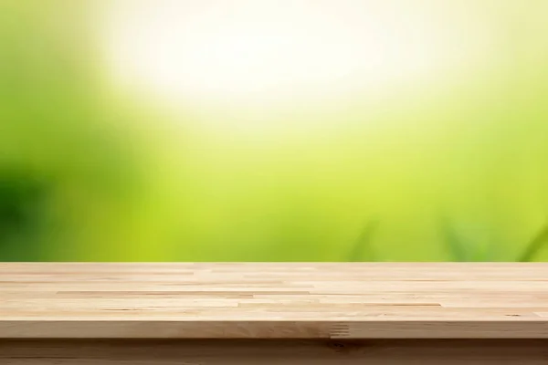 Holz Tischplatte auf abstrakten natürlichen Verlauf grünen Hintergrund — Stockfoto