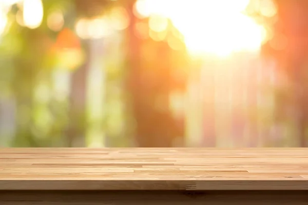 Holz Tischplatte auf glänzenden Bokeh abstrakten Hintergrund — Stockfoto