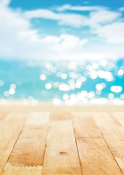 Houten tafelblad op vervagen zomer strand en zonnige hemelachtergrond — Stockfoto