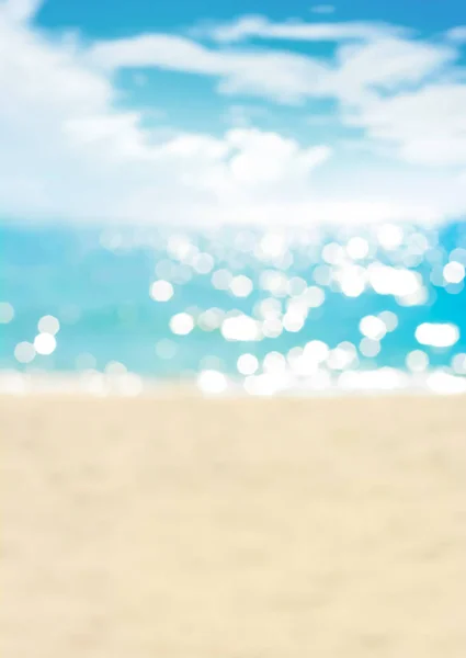 Размытый летний белый песчаный пляж с искрометной морской водой — стоковое фото