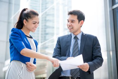 Belge açık havada yürürken tartışırken iş adamları 