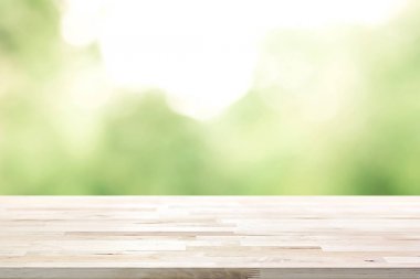 Ahşap masa üstü üzerinde bulanıklık doğal yeşil arka plan 