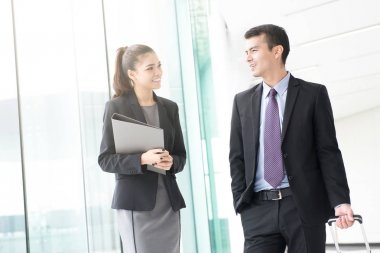 Yürüyüş ve bir iş kadını ile konuşurken Bagaj kolu çekerek işadamı