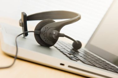 Dizüstü bilgisayardaki mikrofon kulaklık