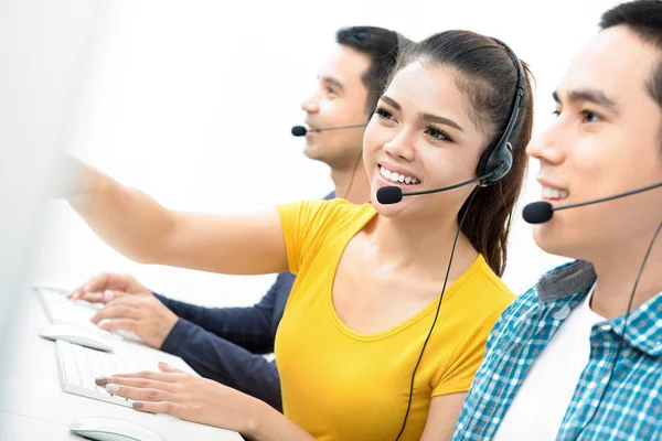 Casual Aziatische call center team — Stockfoto