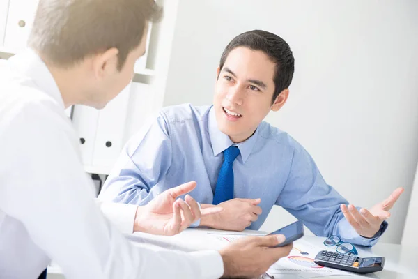 Jonge Aziatische zakenmensen consulting bij voldoen aan tabel — Stockfoto