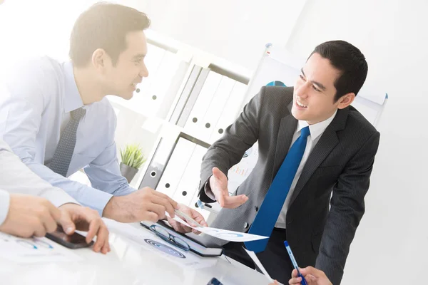 Young businessman discussing work at the meeting — Stock Photo, Image