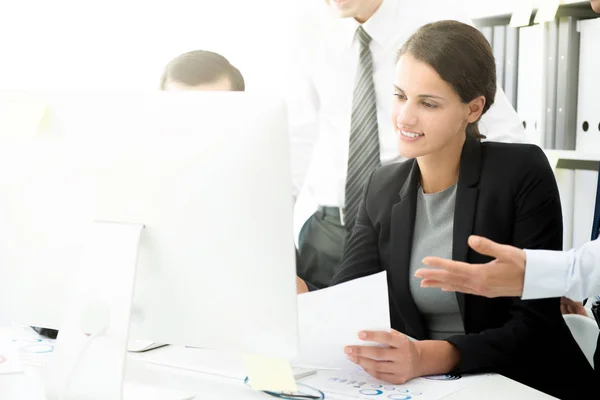 La gente di affari che guarda lo schermo del calcolatore che discute il lavoro nell'ufficio — Foto Stock