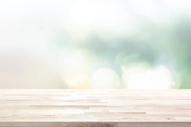 Ahşap masa bulanıklık soyut beyaz yeşil bokeh arka plan üzerinde en iyi 