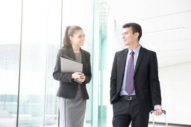 Yürüyüş ve bir iş kadını ile konuşurken Bagaj kolu çekerek işadamı