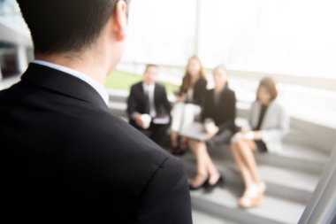 Arkadaşları (izleyiciler cephesinde duran işadamı) 