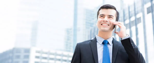 Sonriente hombre de negocios llamando en el teléfono inteligente —  Fotos de Stock