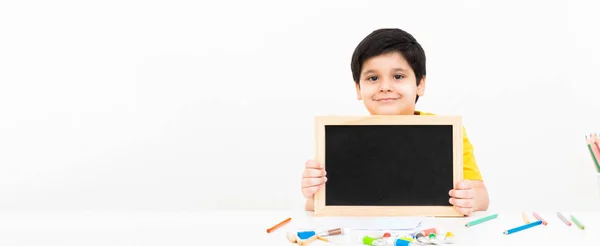 Sevimli gülümseyen Asyalı çocuk boş yazı tahtası holding — Stok fotoğraf