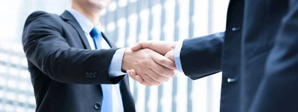 Businessmen making handshake — Stock Photo, Image