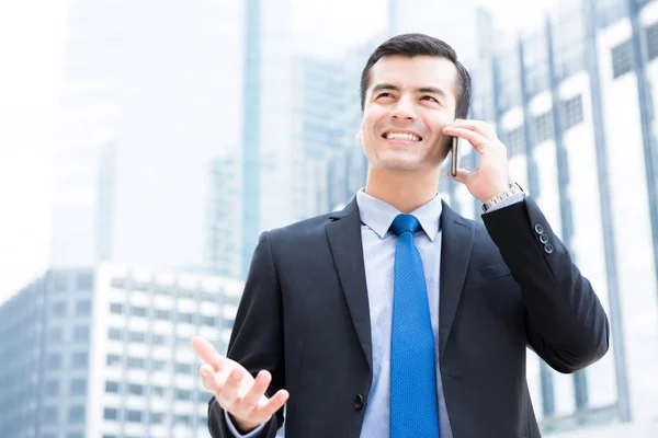 Бізнесмен телефонує на смартфон з жестом — стокове фото
