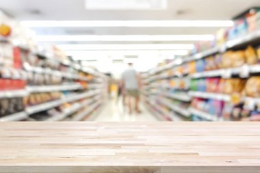 ahşap masa üstü üzerinde süpermarket arka plan bulanıklık
