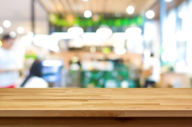 Ahşap masa üzerinde en iyi kafe (Restoran) iç arka plan bulanıklık