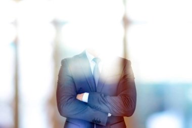 Anonim işadamı kollarını geçerken