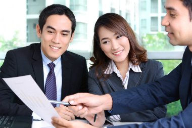 Asya iş adamları bir toplantı belgede tartışıyor