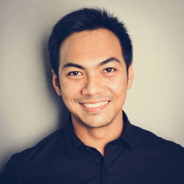 Çekici gülümseyen Asyalı adam