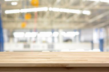 Ahşap masa üstü üzerinde bulanıklık Fabrika Binası (ya da garaj) arka plan