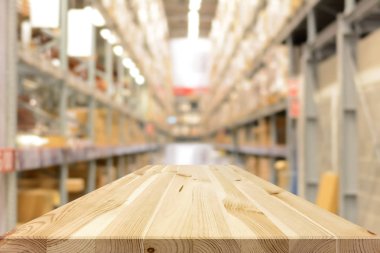 Boş ahşap masa üstü arka plan bulanık ambar