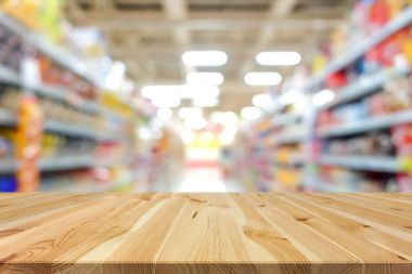 ahşap masa üstü üzerinde süpermarket arka plan bulanıklık