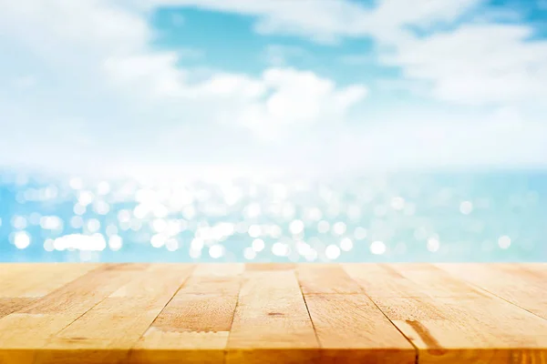 Mesa de madera sobre borroso agua de mar espumosa y fondo cielo de verano —  Fotos de Stock