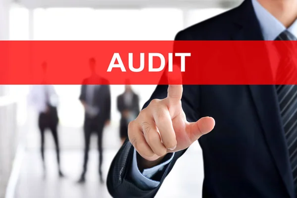 Empresario mano tocando AUDIT signo en la pantalla virtual — Foto de Stock