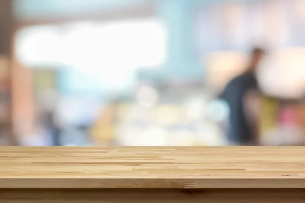 Mesa de madera sobre fondo borroso del interior de la cafetería —  Fotos de Stock