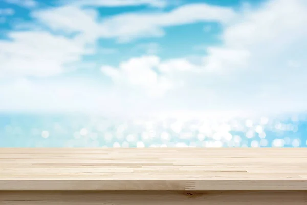 나무 테이블 상단에 번쩍이는 바다 물, 여름 하늘 배경 흐림 — 스톡 사진
