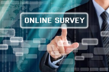 Sanal ekran butonuna online anket dokunmadan işadamı el