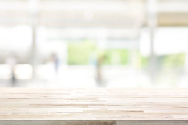 Ahşap masa üstü üzerinde mutfak penceresi arka plan bulanıklık