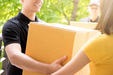 Parsel bir kadına teslim teslimat takım