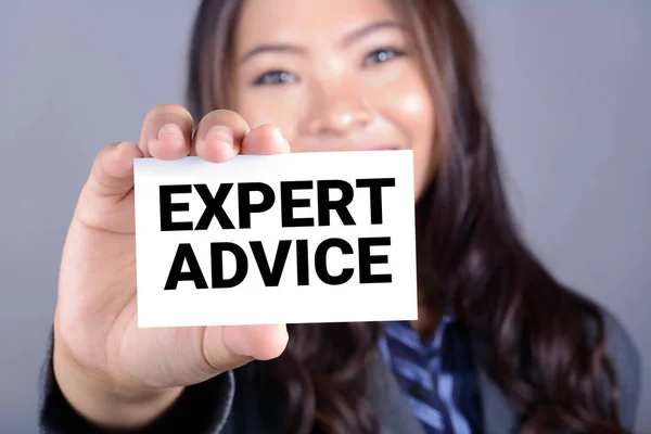 Повідомлення EXPERT ADVICE на карті, яку показує бізнес-леді — стокове фото