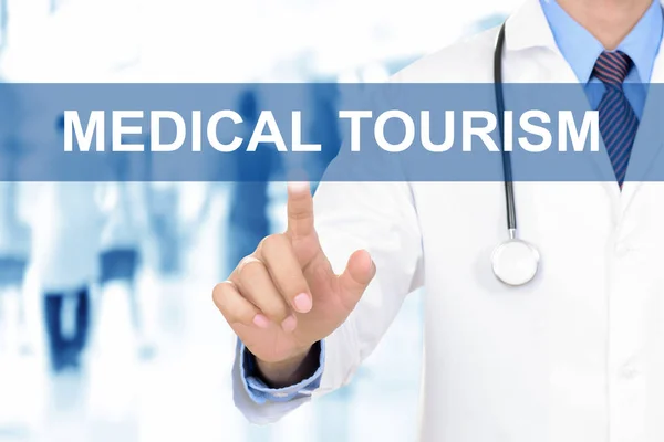 Medico mano toccando segno TURISMO MEDICO sullo schermo virtuale — Foto Stock