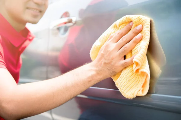 Auto servis čištění dveře auta — Stock fotografie