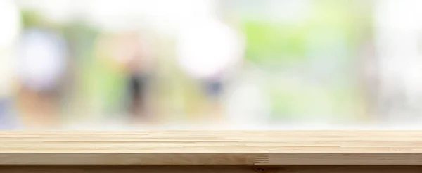 Tampo da mesa de madeira no fundo abstrato bokeh branco verde — Fotografia de Stock