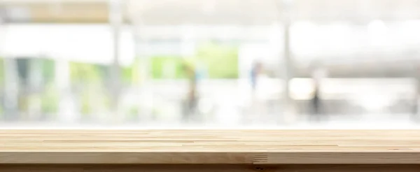 Dřevo stolu na pozadí rozostření kuchyně okna, panoramatické nápis — Stock fotografie