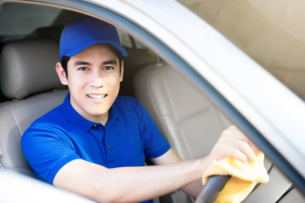 Pria membersihkan roda kemudi mobil dengan kain microfiber — Stok Foto