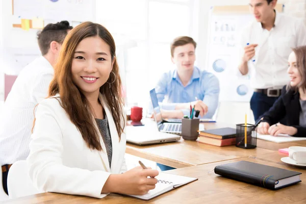 Sorridente giovane donna d'affari asiatica fiduciosa in ufficio — Foto Stock