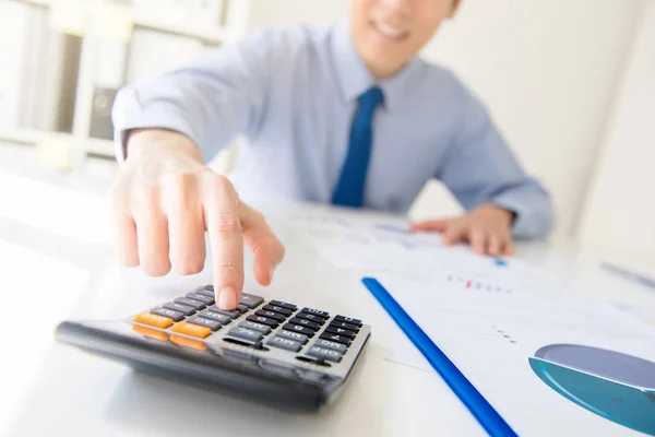 Geschäftsmann drückt Taschenrechner-Taste — Stockfoto